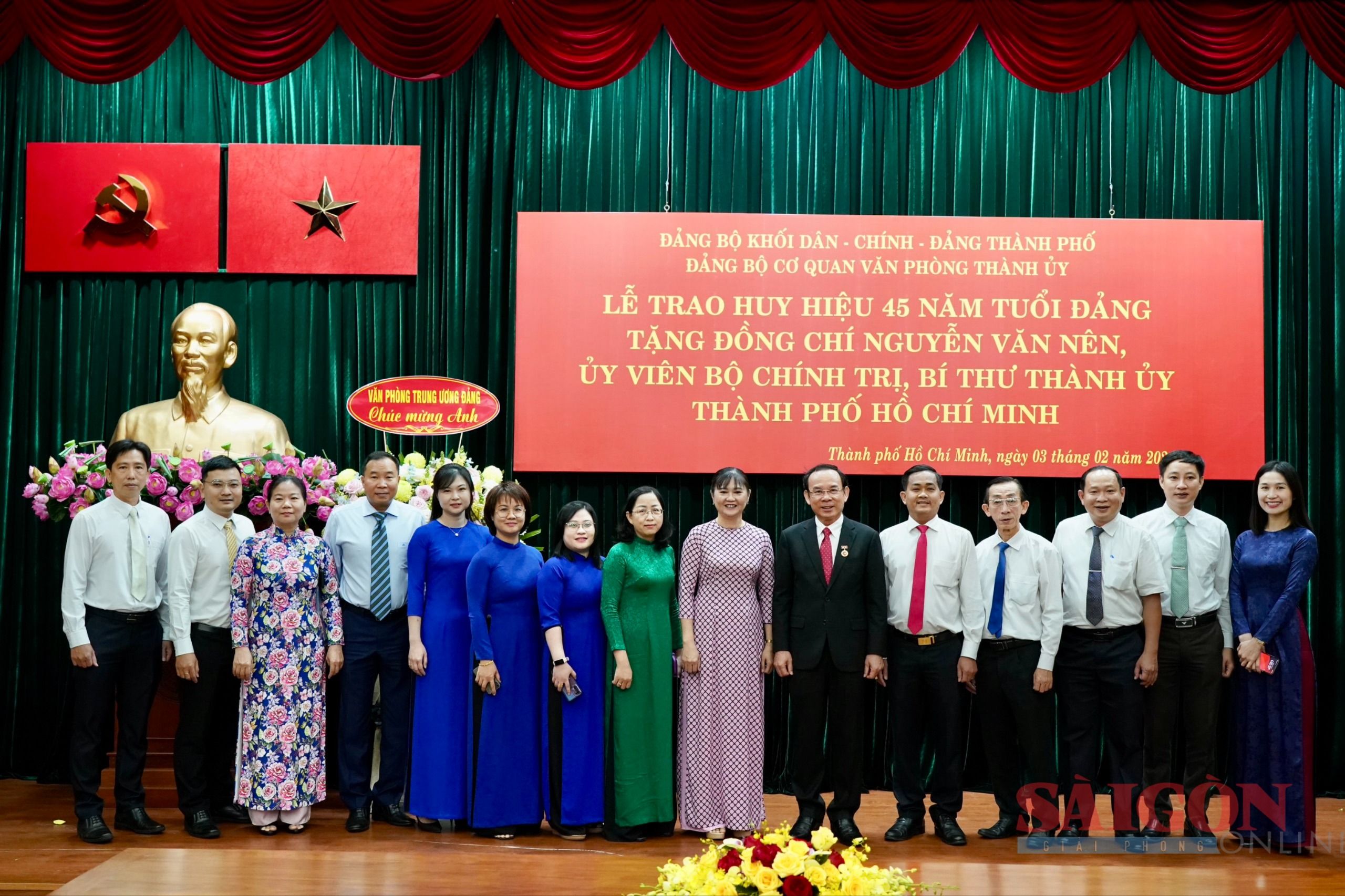 8-Cán bộ, công chức Văn phòng Thành ủy TPHCM chúc mừng Bí thư Nguyễn Văn Nên. Ảnh: HOÀNG HÙNG